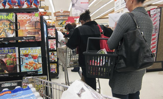 Из-за вируса COVID-19 чехи начали сметать продукты из магазинов