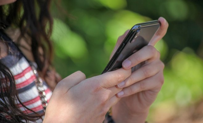 Операторы мобильной связи отправили SMS всем чехам, находящимся в районах заражения вирусом COVID-19