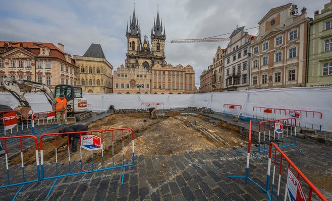 Археологи обнаружили, что фундамент Марианской колонны был поврежден кабельным каналом