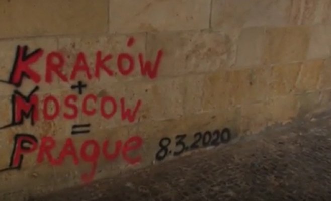 На Карловом мосту в Праге появилось новое граффити
