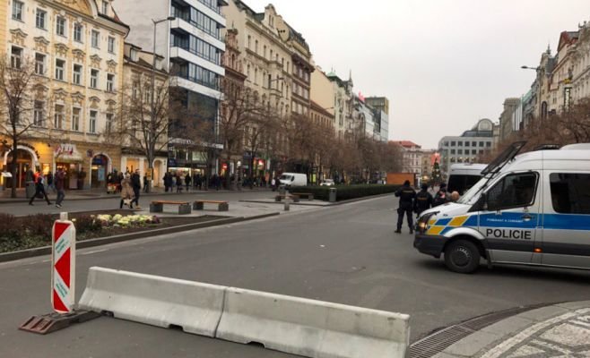 Бетонные блоки в центре Праги поменяют на гранитные заграждения