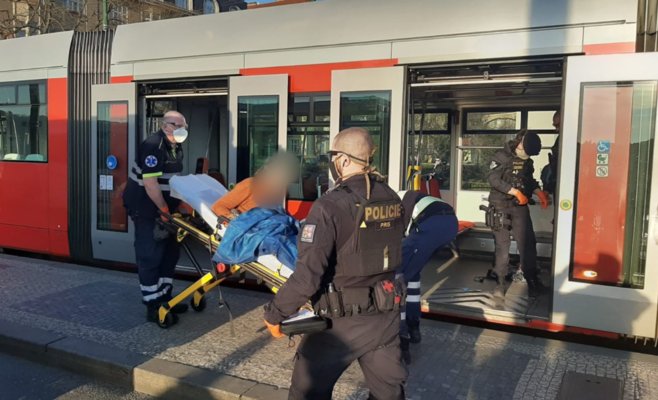 Неизвестный угрожал пассажирам трамвая ножом, полицейские выстрелили ему в ногу