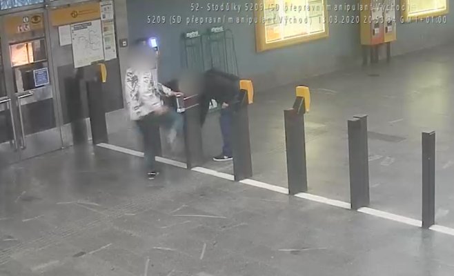 Видео: разыскивается вандал, сломавший дозатор для дезинфекции рук в метро