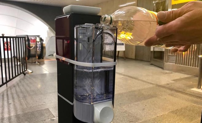 Пражан просят не воровать дезинфектор для рук из дозаторов в метро