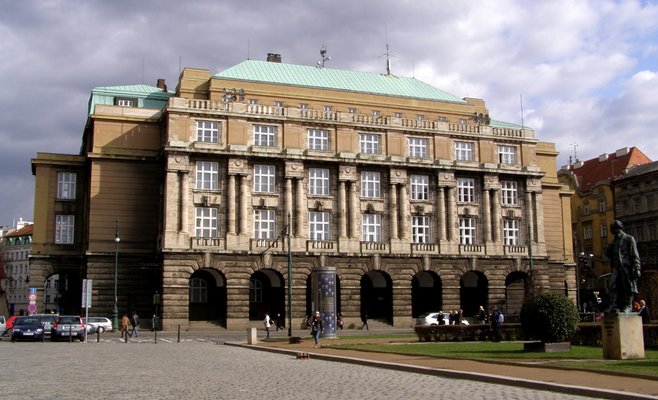 Чешки в масках – «персидские принцессы». После этих слов уволили пресс-секретаря Карлова университета