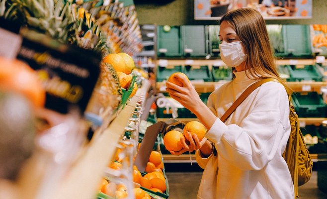 С завтрашнего дня всех клиентов продуктовых магазинов должны обеспечить бесплатными одноразовыми перчатками