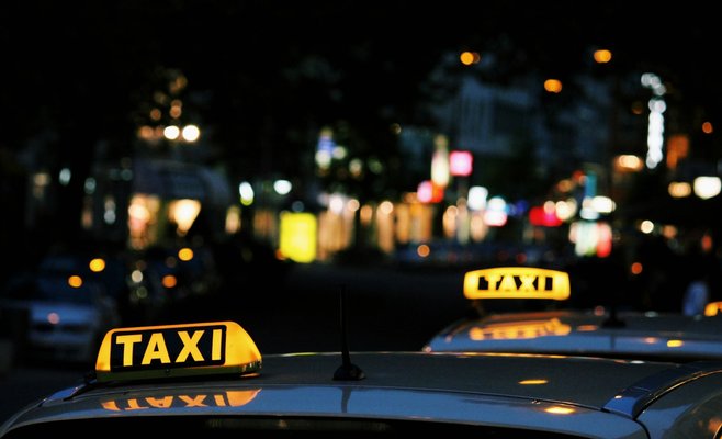 Фальшивый таксист: в Праге мужчина домогался выпивших пассажирок