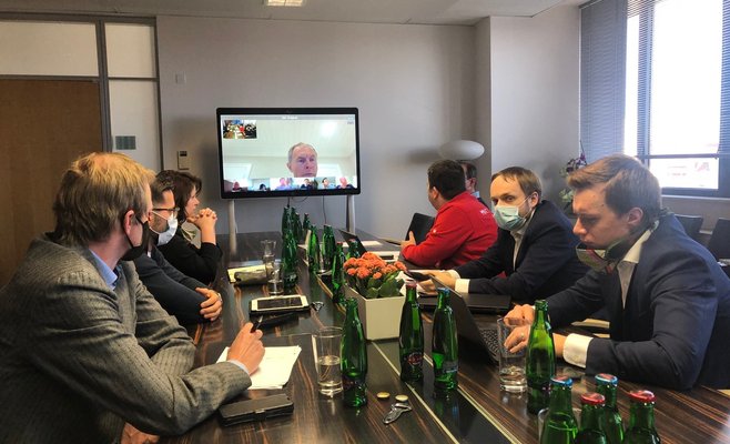 В Чехии глава МВД и министр труда забыли надеть маски и заплатили за это по 10 тыс. крон