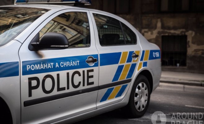 В Праге задержали пьяную 19-летнюю девушку с температурой, хотя она должна была быть дома на карантине