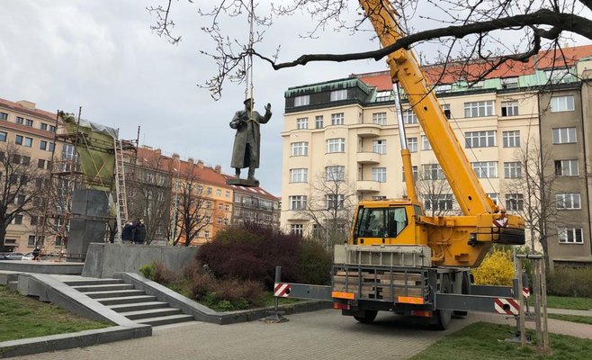 Фото: в Праге был демонтирован памятник маршалу Коневу
