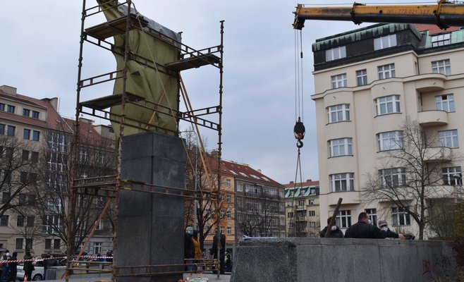 Фото: в Праге был демонтирован памятник маршалу Коневу
