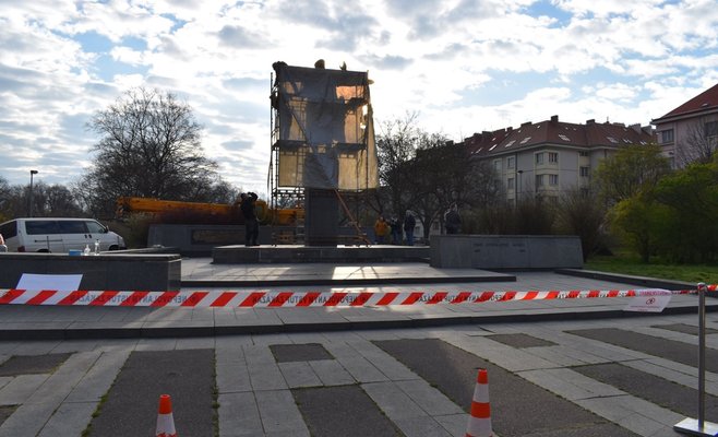 Фото: в Праге был демонтирован памятник маршалу Коневу