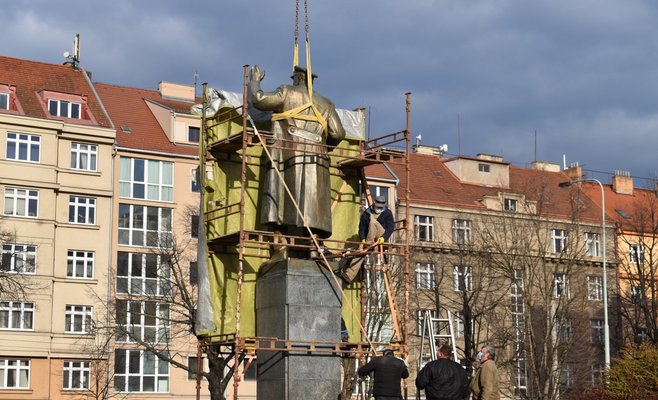 Фото: в Праге был демонтирован памятник маршалу Коневу