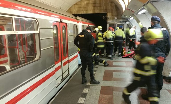 Под поезд в метро упала женщина. Она скончалась на месте