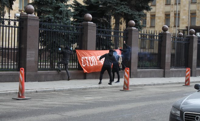 Нацболы атаковали посольство Чехии в Москве из-за сноса памятника Конева в Праге