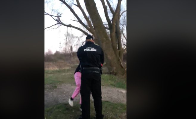 Полицейского, ударившего девушку, уволили