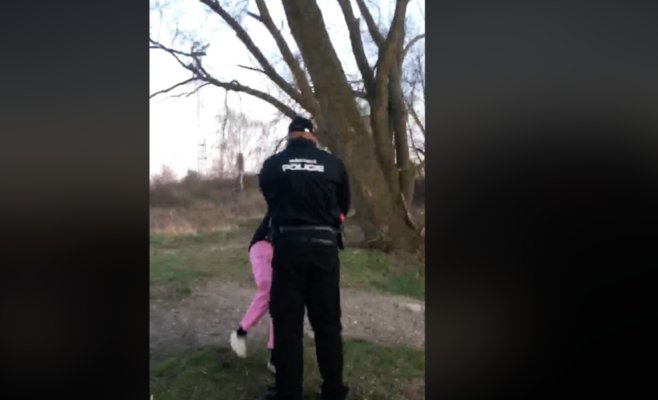 Полицейский, ударивший девушку, ранее был награжден за спасение жизни женщины