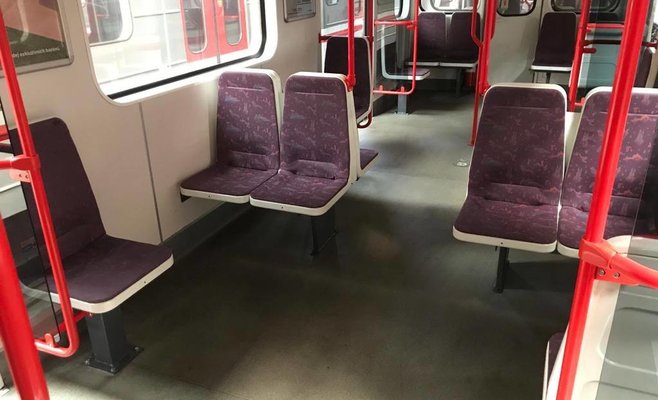Все для людей: в пражском метро развернут одно сиденье для большего комфорта