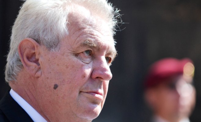 Президент поддерживает ограничительные меры в Чехии. Экономика выдержит, уверен Земан