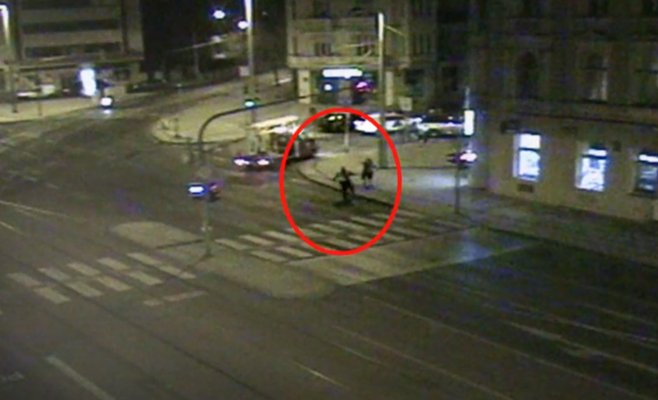 Видео: 19-летний пражанин украл из магазина продукты