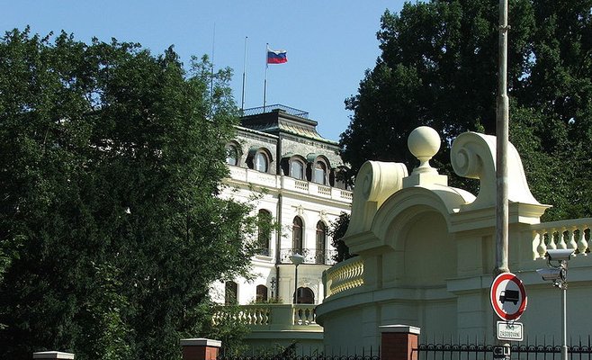 Российское посольство в Праге сменило адрес, чтобы не располагаться на пл. Немцова