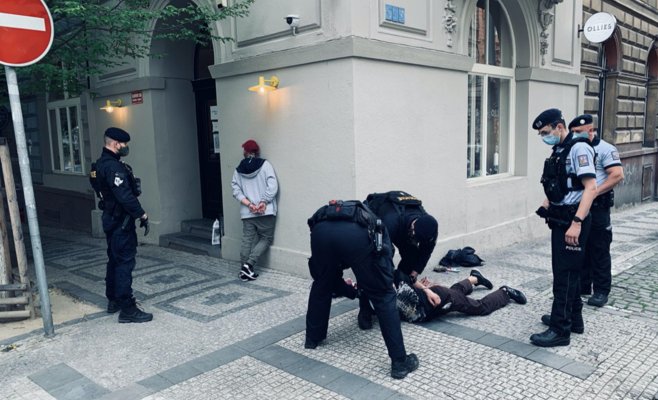 Русскоговорящие иностранцы избили и ограбили прохожего в Праге