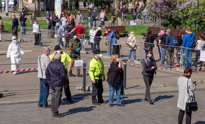Сотни людей стоят в очереди, чтобы сдать бесплатный тест на коронавирус