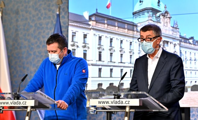 Примерять одежду и листать книги запрещено. ЧП в Чехии до 25 мая. Выезжать из Чехии можно «теоретически». Маски еще 2 месяца