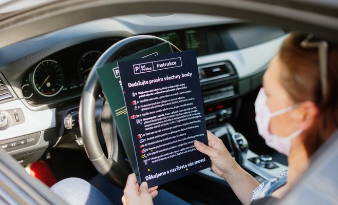 В Праге открылся фестиваль Art Parking, зрители приезжают и любуются представлениями из своего авто