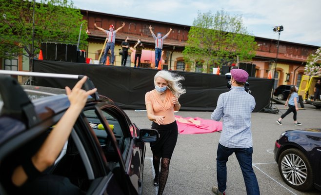 В Праге открылся фестиваль Art Parking, зрители приезжают и любуются представлениями из своего авто