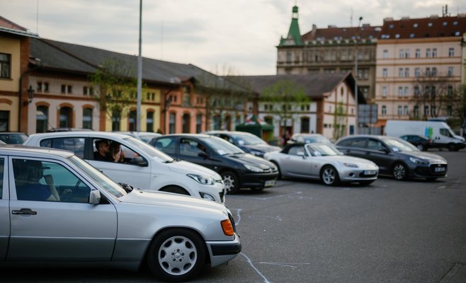 В Праге открылся фестиваль Art Parking, зрители приезжают и любуются представлениями из своего авто
