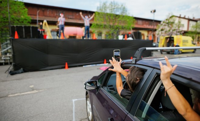 В Праге открылся фестиваль Art Parking, зрители приезжают и любуются представлениями из своего авто