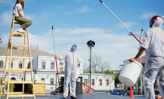 В Праге открылся фестиваль Art Parking, зрители приезжают и любуются представлениями из своего авто