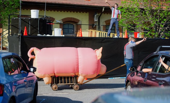 В Праге открылся фестиваль Art Parking, зрители приезжают и любуются представлениями из своего авто