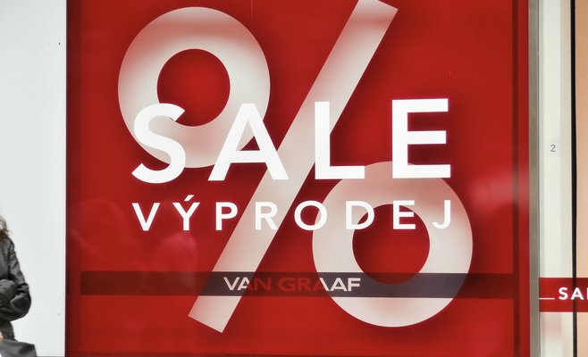 Обувь примерять можно, но с носком, одежду – нет: как будут работать магазины в Чехии