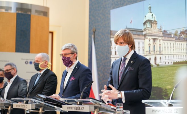 Что будет, если парламент не одобрит продление ЧП в Чехии до 25 мая? Магазины и рестораны откроются, а вот маски не отменят