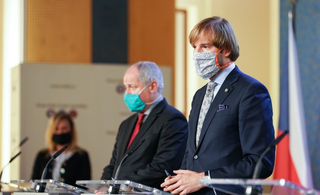 Бассейны и кинотеатры откроются в конца мая, примерять одежду можно будет через две недели