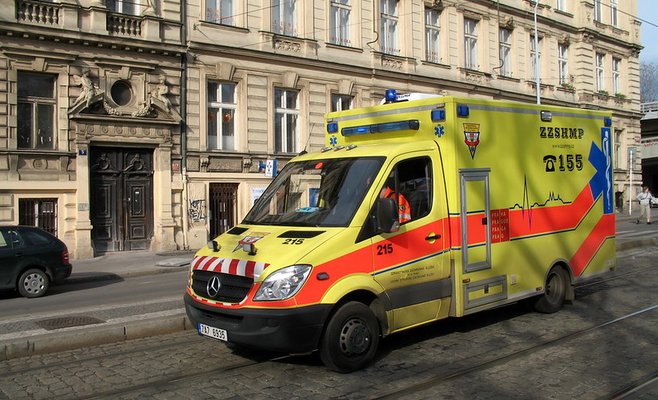 В Праге девушка в наушниках переходила дорогу в неположенном месте – её сбил автобус