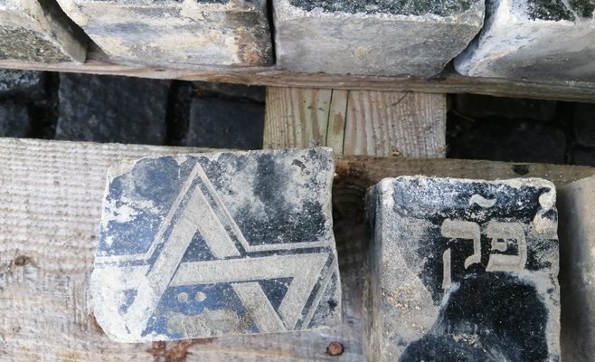 Брусчатка на Вацлаваке была частично выполнена из еврейских надгробий