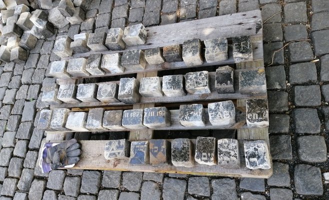 Брусчатка на Вацлаваке была частично выполнена из еврейских надгробий