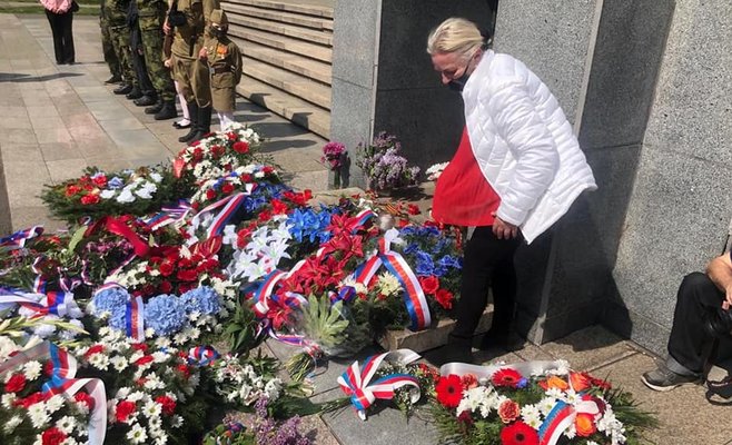 Чешские сторонники «Ночных волков» возложили цветы на Ольшанском кладбище