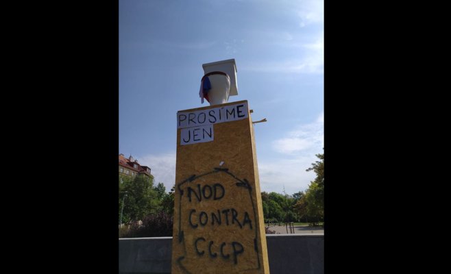 В Праге на место, где стоял памятнику маршалу Коневу, неизвестные установили унитаз