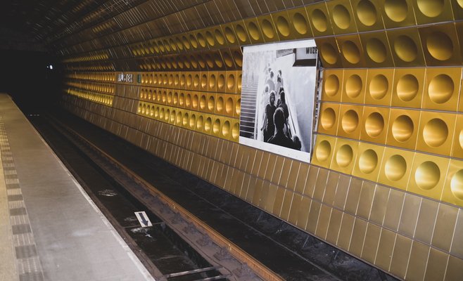 В пражском метро до конца года проходит выставка «Искусство за линией»
