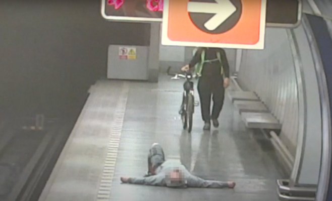 Видео: пьяный пассажир напал в метро на курьера, а затем специально упал и притворился пострадавшим