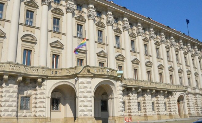 МИД Чехии вывесил радужный флаг