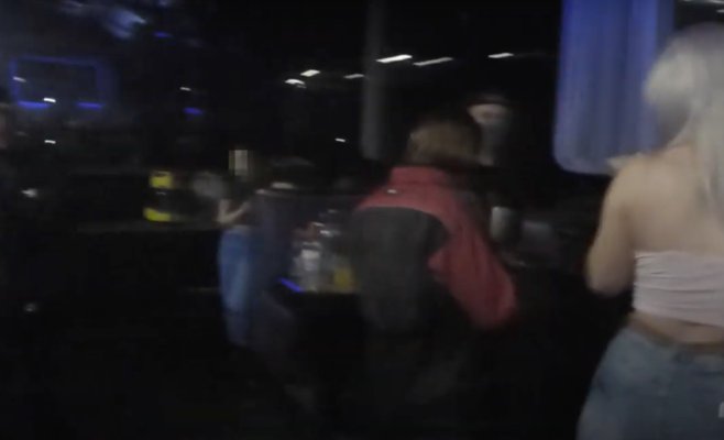 Несмотря на запрет, в клубе в центре Праги проходила вечеринка, пока на неё не пришла полиция. Видео