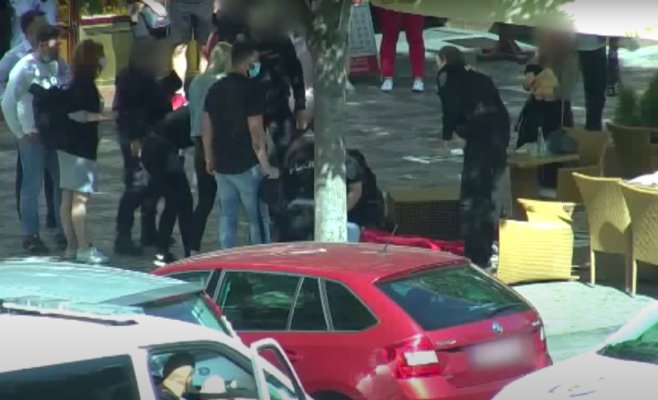 Видео: полицейские спасли жизнь мужчине, потерявшему сознание на Вацлавской площади