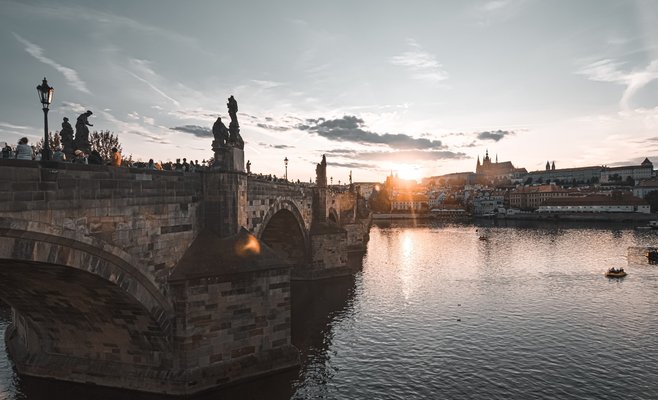 В Праге с Карлова моста сняли скульптуру Святой Луитгарды