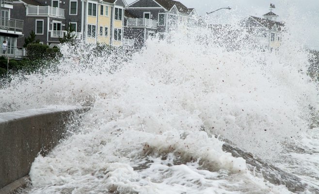 Метеорологи предупреждают о высшей степени опасности из-за штормов и наводнений