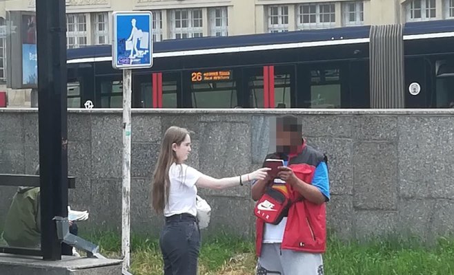 Лже-полицейский в пражском метро проверял документы у прохожих. Полиция ищет свидетелей